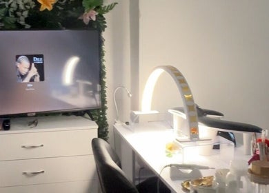 Cozy beauty station at Vibrae, London, England, GB with ambient lighting and decorative plants.