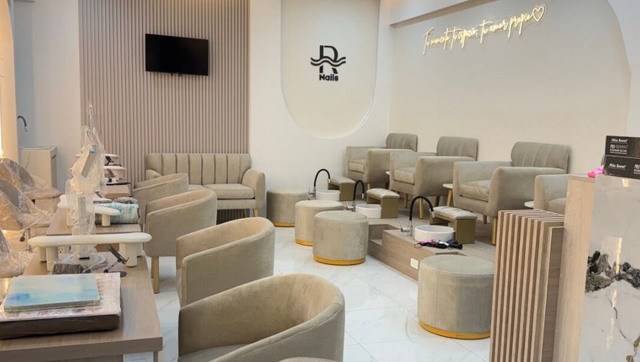 Interior de La Ribera Nails ✨ en Babahoyo, Los Ríos, EC, mostrando asientos modernos y área de pedicura.