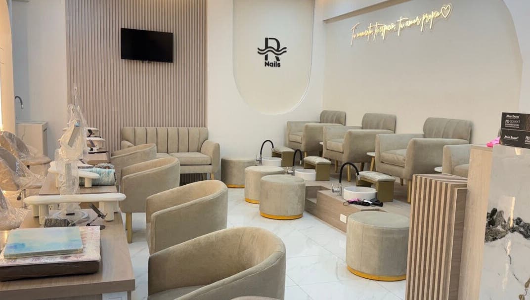 Interior de La Ribera Nails ✨ en Babahoyo, Los Ríos, EC, mostrando asientos modernos y área de pedicura.
