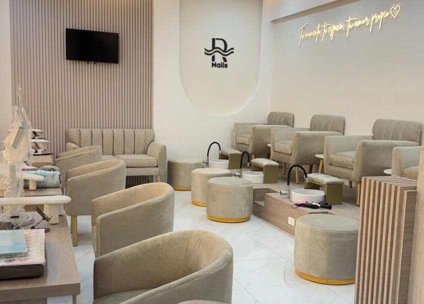 Interior de La Ribera Nails ✨ en Babahoyo, Los Ríos, EC, mostrando asientos modernos y área de pedicura.