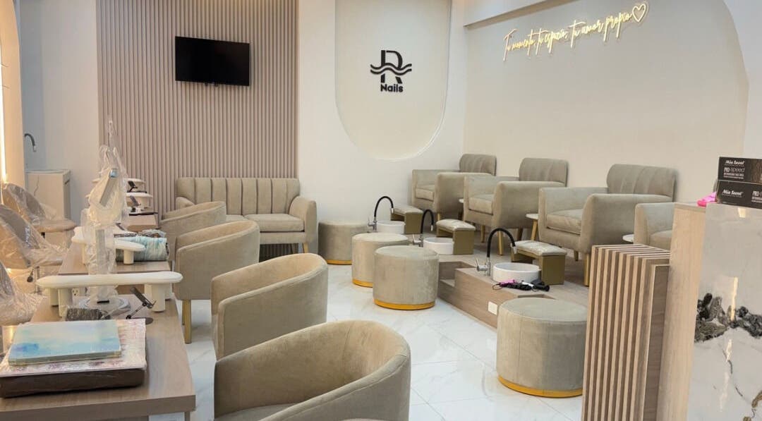 Interior de La Ribera Nails ✨ en Babahoyo, Los Ríos, EC, mostrando asientos modernos y área de pedicura.