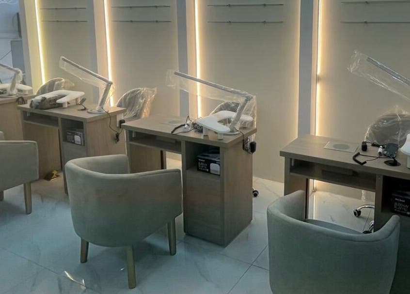 Mesa de manicura en La Ribera Nails ✨ en Babahoyo, Los Ríos, EC, lista para embellecer tus uñas.