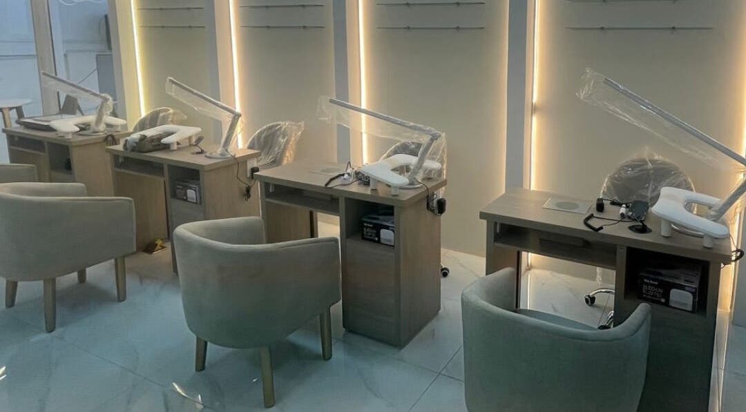 Mesa de manicura en La Ribera Nails ✨ en Babahoyo, Los Ríos, EC, lista para embellecer tus uñas.