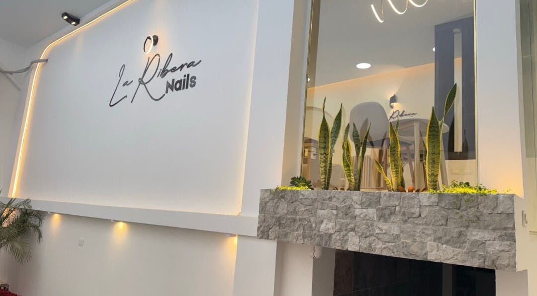 Entrada de La Ribera Nails ✨ en Babahoyo, Los Ríos, EC, con iluminación moderna y plantas decorativas.
