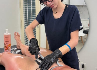 Terapista realizando un masaje con aceite en Oasis Spa, Valencia, Carabobo, VE.