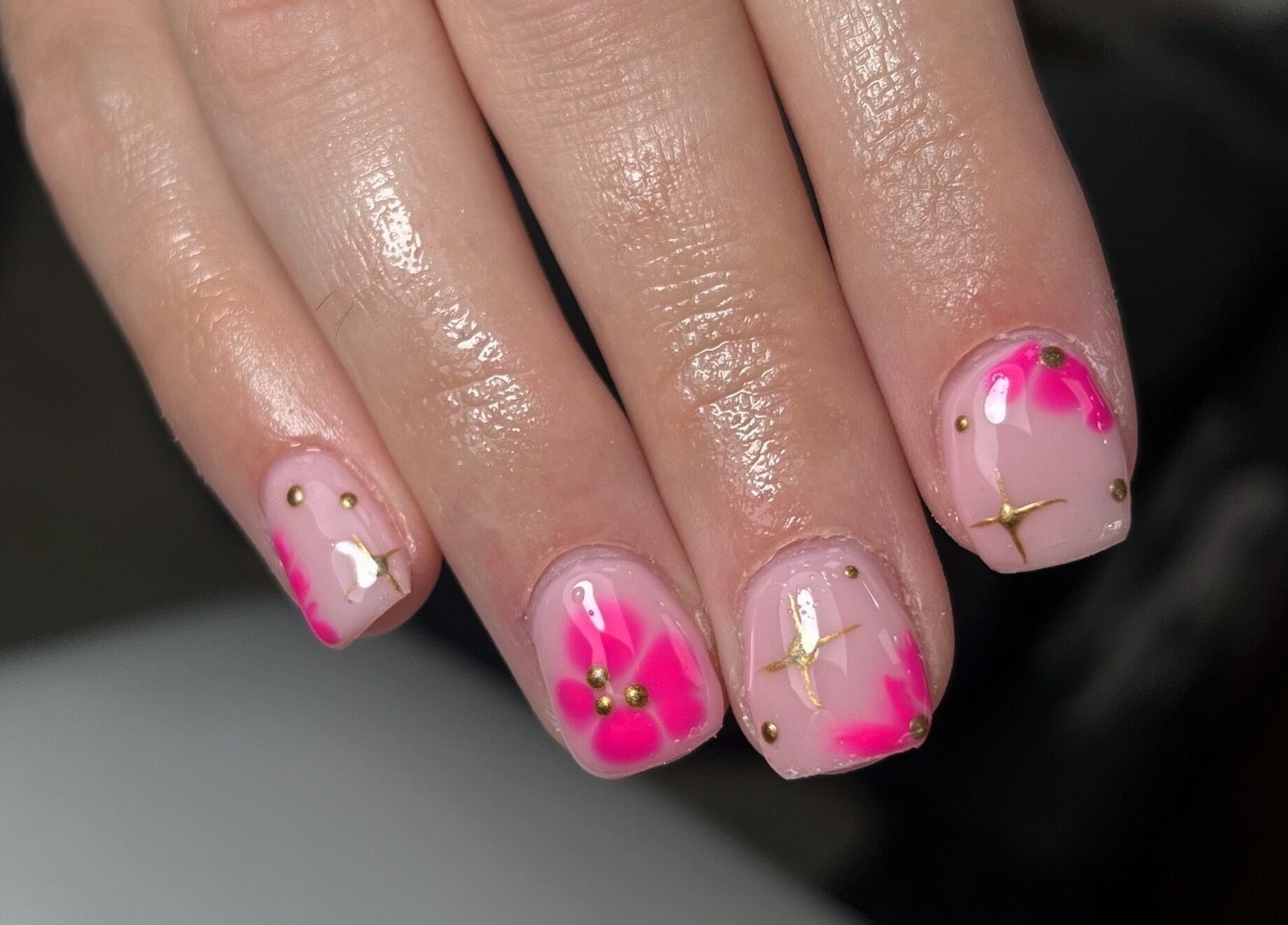 Elegant floral nail art with pink and gold accents by Nails by Cat in Cambuslang, Scotland, GB.