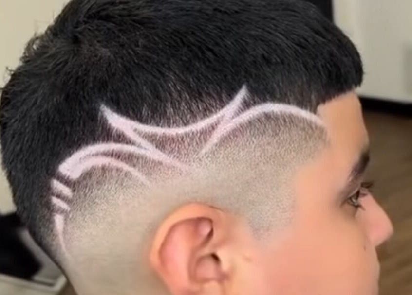 Corte con diseño artístico en Señor Barbero, Barcelona, Catalunya, ES. Estilo moderno y creativo.