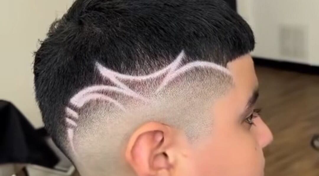 Corte con diseño artístico en Señor Barbero, Barcelona, Catalunya, ES. Estilo moderno y creativo.