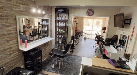 Academia y Peluquería Vicky Peinados image 3