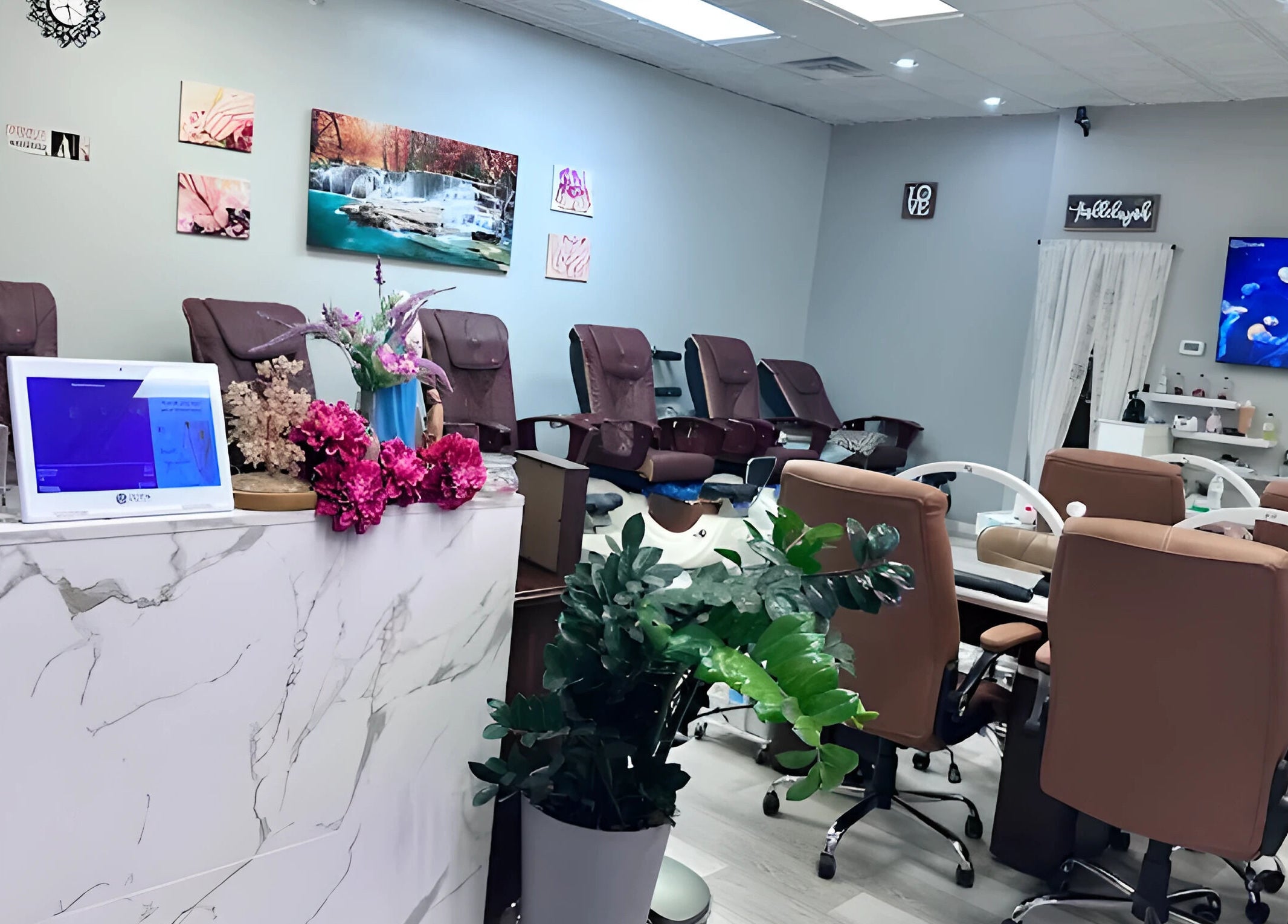 Luxury seating at Scarlett's Salon Spa & Nails in Austin, Texas, US, offering a relaxing beauty experience.