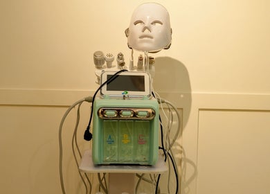 Advanced HydraFacial machine at Glam Studios Belathur, Bengaluru, Karnataka, IN, offering premium skincare treatments.