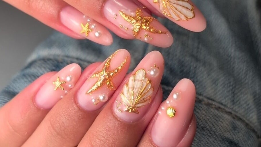 Design d'ongles élégant avec motifs dorés chez Chez Laurie, Sillans-la-cascade, Provence-alpes-côte D'azur, FR.