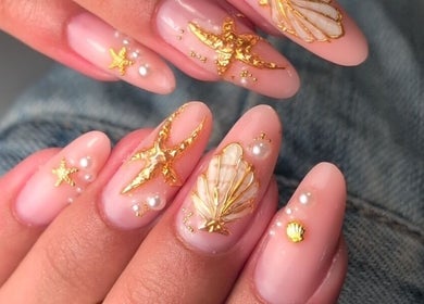 Design d'ongles élégant avec motifs dorés chez Chez Laurie, Sillans-la-cascade, Provence-alpes-côte D'azur, FR.