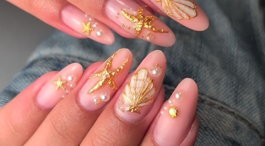 Design d'ongles élégant avec motifs dorés chez Chez Laurie, Sillans-la-cascade, Provence-alpes-côte D'azur, FR.