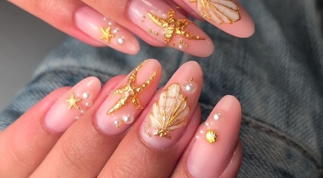 Design d'ongles élégant avec motifs dorés chez Chez Laurie, Sillans-la-cascade, Provence-alpes-côte D'azur, FR.