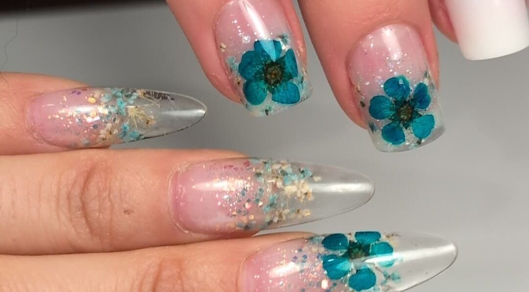 Design ongles fleuris avec paillettes Chez Laurie, Sillans-la-cascade, Provence-alpes-côte D'azur, FR.