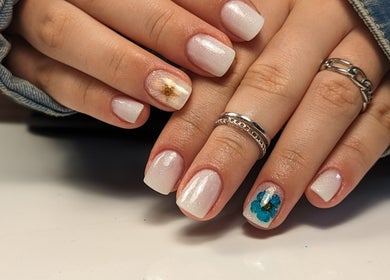 Conception d'ongles artistiques chez Chez Laurie, Sillans-la-cascade, Provence-alpes-côte D'azur, FR.
