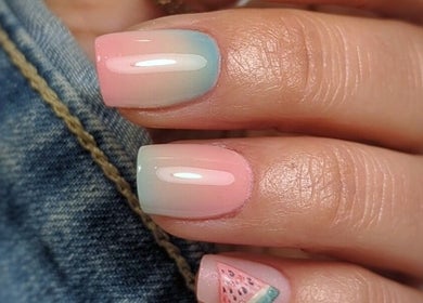 Ongles artistiques pastel chez Chez Laurie, Sillans-la-cascade, Provence-alpes-côte D'azur, FR.