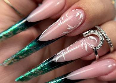 Dettaglio di unghie artistiche con glitter verde presso Estetica Wonder, Campi Bisenzio, Toscana, IT.