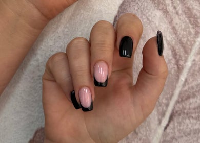 Unghie con manicure nero e rosa presso Estetica Wonder, Campi Bisenzio, Toscana, IT.