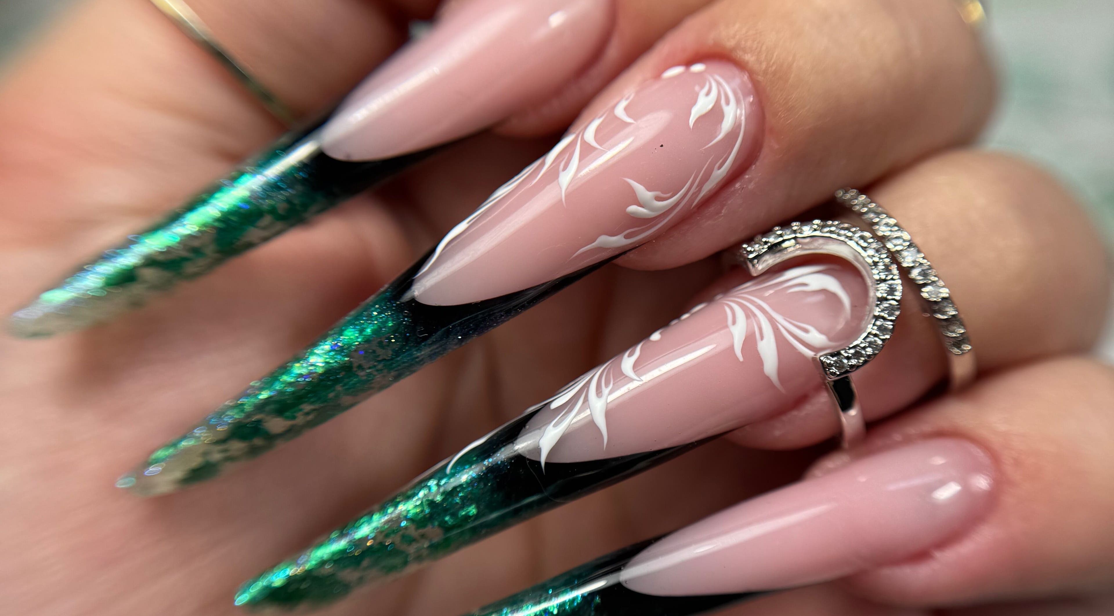 Unghie artistiche con dettagli verdi e disegni bianchi da Estetica Wonder, Campi Bisenzio, Toscana, IT.