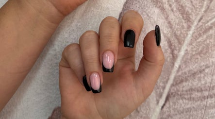 Manicure elegante nero e rosa a Estetica Wonder, Campi Bisenzio, Toscana, IT per un look raffinato.