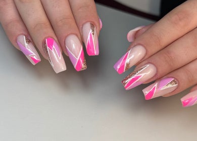 Unghie artistiche brillanti rosa e oro presso Estetica Wonder, Campi Bisenzio, Toscana, IT.