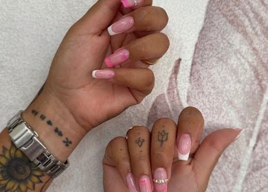 Manicure francese rosa brillante presso Estetica Wonder, Campi Bisenzio, Toscana, IT.