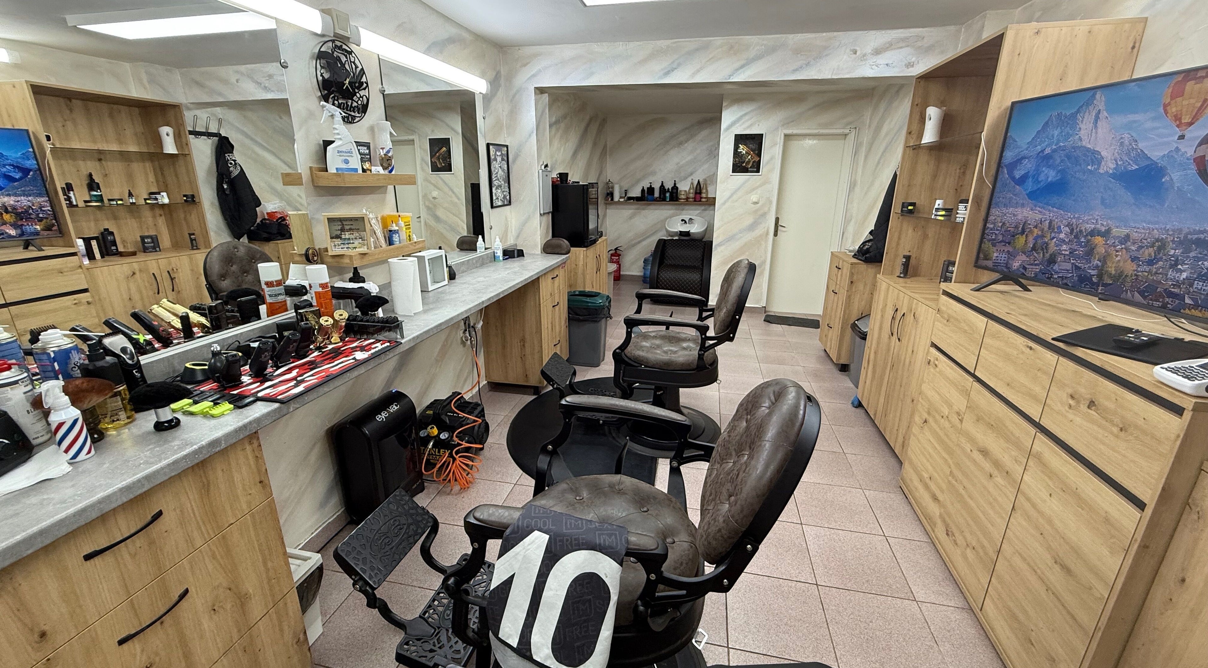 Вътрешен изглед на ZOOM Barbershop в Стара Загора, BG с модерни кресла и оборудване.