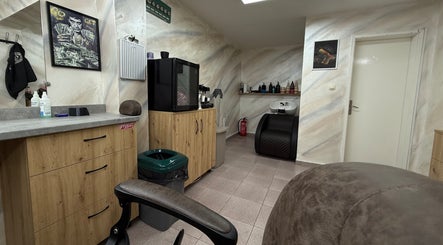 Интериор на ZOOM Barbershop, Стара Загора, с модерно обзавеждане и уютна обстановка.