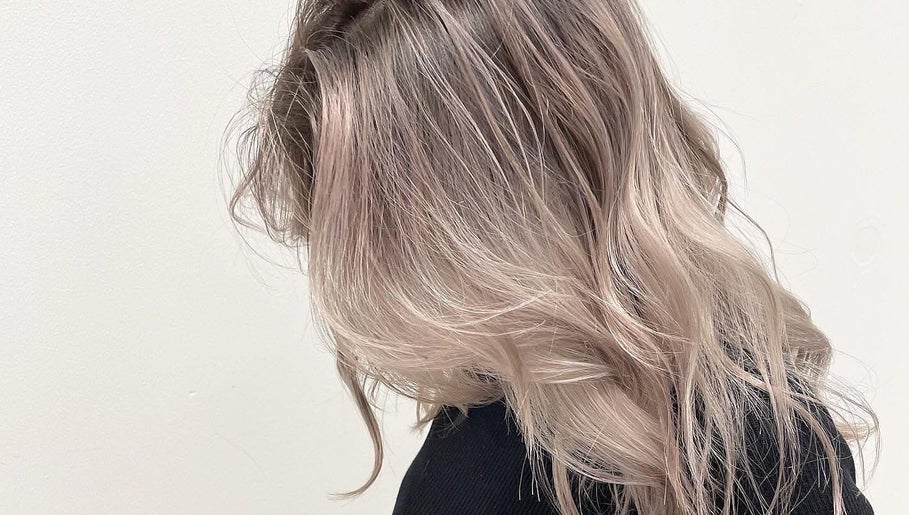 Stylish blonde waves at Ciel Hair Studio by AKI in Khlong Toei, Bangkok, TH enhance your style.