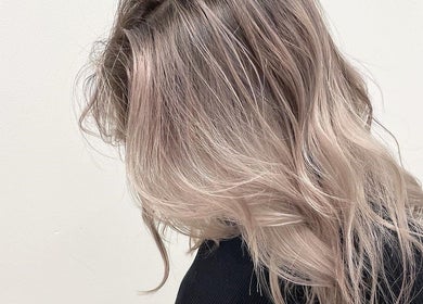 Stylish blonde waves at Ciel Hair Studio by AKI in Khlong Toei, Bangkok, TH enhance your style.