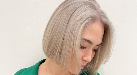 Stylish platinum bob haircut at Ciel Hair Studio by AKI, Khlong Toei, Bangkok, TH.