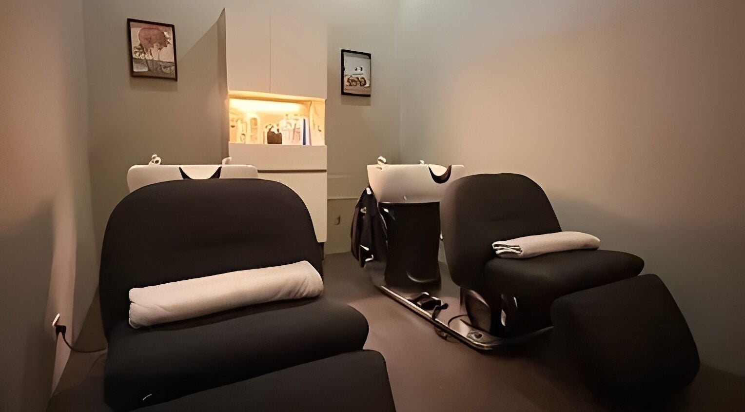 Comfortable salon wash stations at Ciel Japanese Hair Studio, Khlong Toei, Bangkok, TH.