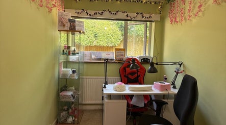 Interior elegant al ExB Nails din Knaphill, England, GB cu decor modern pentru unghii.