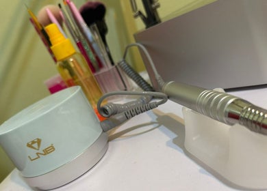 Unelte manichiură profesionale la ExB Nails, Knaphill, England, GB, pregătite pentru styling de calitate.