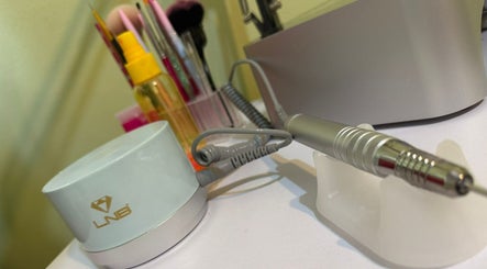 Unelte manichiură profesionale la ExB Nails, Knaphill, England, GB, pregătite pentru styling de calitate.