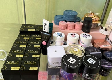 Produse profesionale de manichiură la ExB Nails, Knaphill, England, GB, prezentate pentru vânzare.
