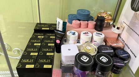 Produse profesionale de manichiură la ExB Nails, Knaphill, England, GB, prezentate pentru vânzare.