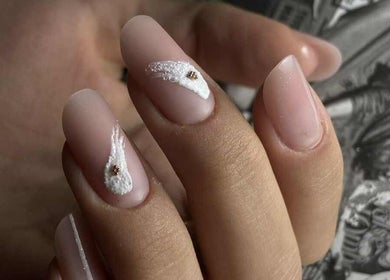 Unghii cu design elegant și detalii albe la ExB Nails, Knaphill, England, GB.