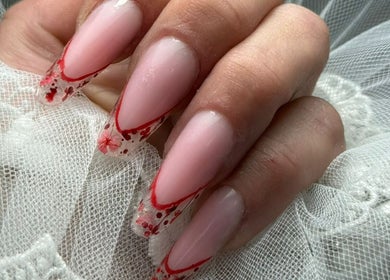 Unghii lungi cu design roșu și roz la ExB Nails, Knaphill, England, GB.