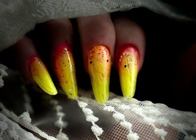 Manichiură eleganta galbenă și roșie la ExB Nails, Knaphill, England, GB.