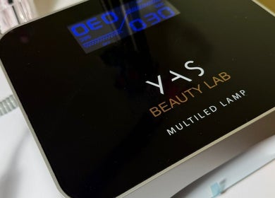 Lampă multiled modernă la ExB Nails, Knaphill, England, GB, pentru unghii impecabile.