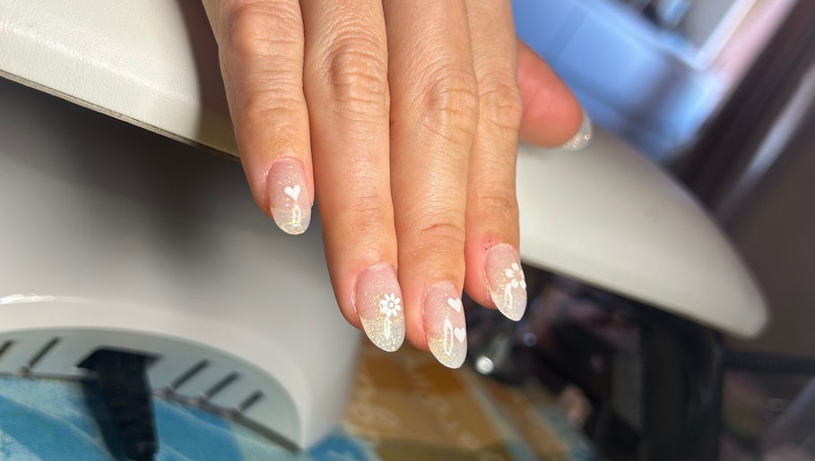 Arte de unhas elegantes com coração e flores em Nails by Magali, Gafanha Da Encarnação, Aveiro, PT.
