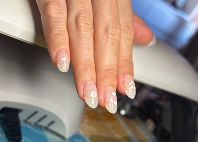 Arte de unhas elegantes com coração e flores em Nails by Magali, Gafanha Da Encarnação, Aveiro, PT.