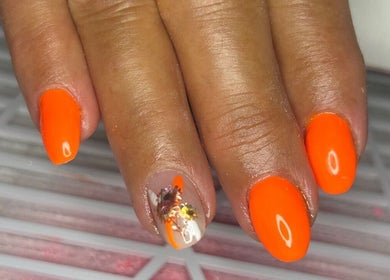 Design de unhas vibrantes na Nails by Magali, Gafanha Da Encarnação, Aveiro, PT.