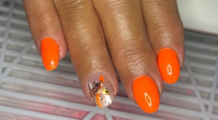 Design de unhas vibrantes na Nails by Magali, Gafanha Da Encarnação, Aveiro, PT.