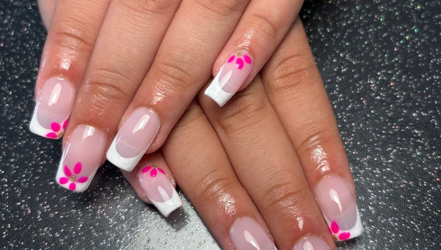 Mains élégantes avec ongles fleuris au Louofnails, Arras, Hauts-de-France, FR.