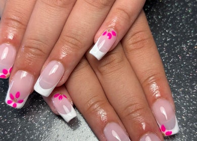 Mains élégantes avec ongles fleuris au Louofnails, Arras, Hauts-de-France, FR.