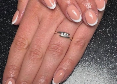 French manucure élégante par Louofnails à Arras, Hauts-de-france, FR, sur un fond noir scintillant.
